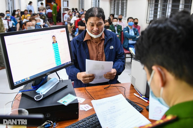 Công an Hà Nội xuyên đêm phục vụ người dân làm thẻ căn cước gắn chip - 15 Công an Hà Nội xuyên đêm phục vụ người dân làm thẻ căn cước gắn chip - 15