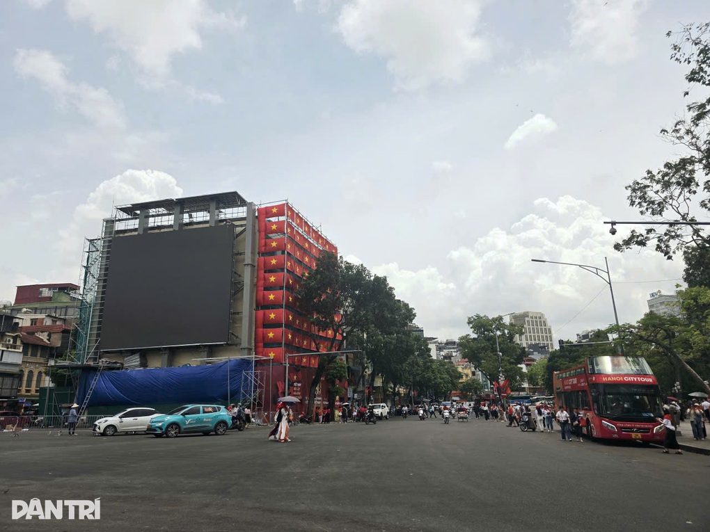 Quảng trường 1,4ha lộ diện sau phá bỏ tòa Hàm cá mập - 2 Quảng trường 1,4ha lộ diện sau phá bỏ tòa Hàm cá mập - 2