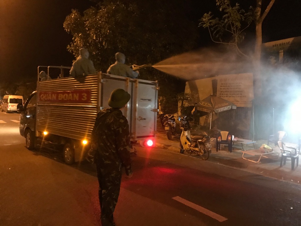 Tiểu đoàn Hóa học trắng đêm phun khử khuẩn vùng phong tỏa - 1 Tiểu đoàn Hóa học trắng đêm phun khử khuẩn vùng phong tỏa - 1