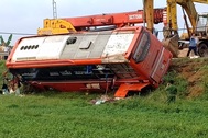 Xe khách lao xuống ruộng, 1 người tử vong, hàng chục người bị thương
