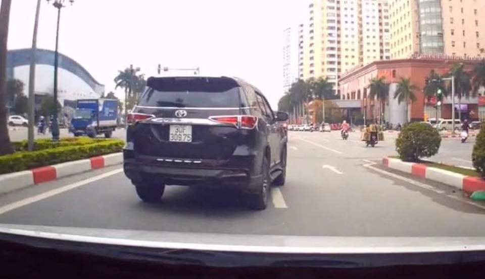 Xác minh clip “tố” công an dùng “chim mồi” chặn xe từ quán nhậu ra - 2 Xác minh clip “tố” công an dùng “chim mồi” chặn xe từ quán nhậu ra - 2