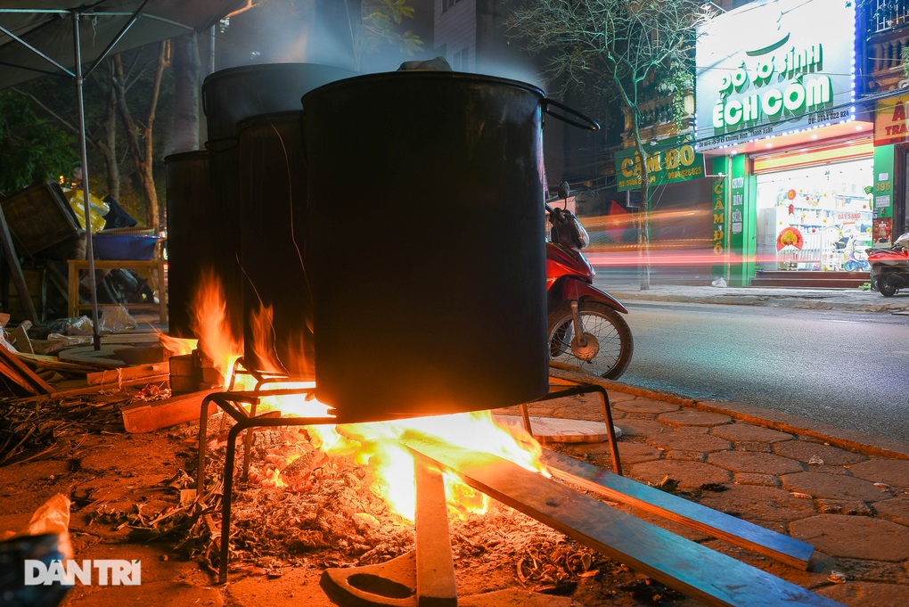 Người Hà Nội bắc bếp củi, quây quần luộc bánh chưng xuyên đêm trên vỉa hè - 3 Người Hà Nội bắc bếp củi, quây quần luộc bánh chưng xuyên đêm trên vỉa hè - 3