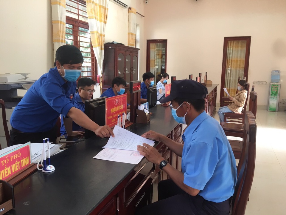 Tái chế lốp xe thành bồn rửa tay hỗ trợ học sinh phòng dịch - 1 Tái chế lốp xe thành bồn rửa tay hỗ trợ học sinh phòng dịch - 1