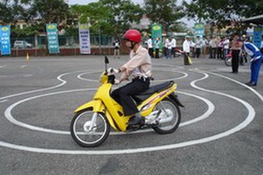 Bỏ quy định "ngực lép không được lái xe"