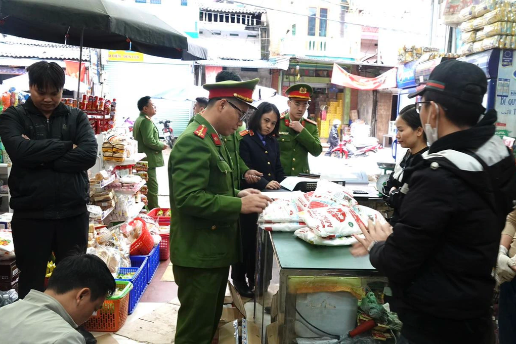 Công an đột kích, thu giữ hơn 3 tấn mì chính giả ở Tuyên Quang - 1