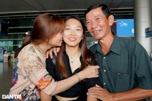 Huỳnh Như về nước trong vòng tay gia đình và người hâm mộ