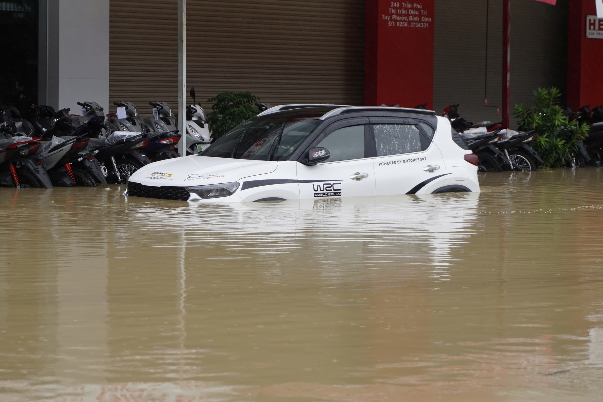 Hàng trăm ô tô ở Nha Trang, Quy Nhơn chìm nghỉm trong nước lụt - 9