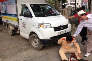 Bị xử lý vi phạm, lao xe vào cán bộ CSGT