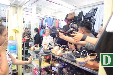 Phu nhân Thủ tướng Singapore Lý Hiển Long giản dị đi chợ giữa Sài Gòn