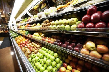 Bị bắt vì tè bậy lên hoa quả trong siêu thị