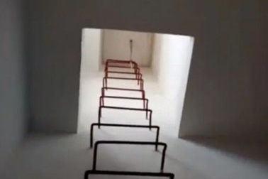 Chung cư khóa cửa tầng thượng ngăn người dân... nhảy lầu mùa World Cup