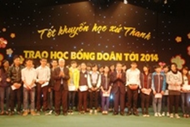 Trao 2,5 tỷ đồng học bổng HS, SV nghèo học giỏi