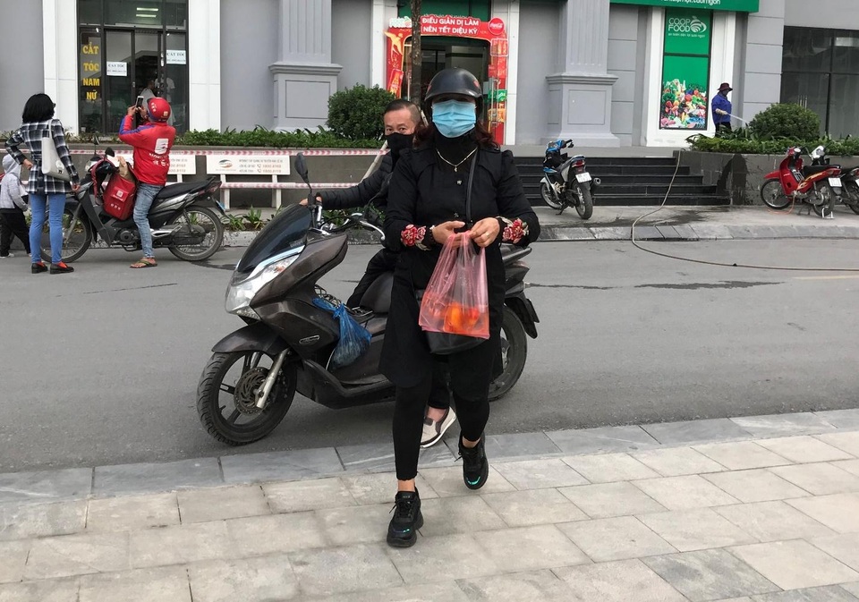 Người Hà Nội cho cá chép đi cầu trượt tiễn ông Công ông Táo về trời - 7 Người Hà Nội cho cá chép đi cầu trượt tiễn ông Công ông Táo về trời - 7