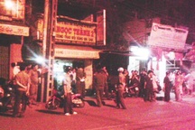 4 tên cướp mang súng tấn công tiệm vàng