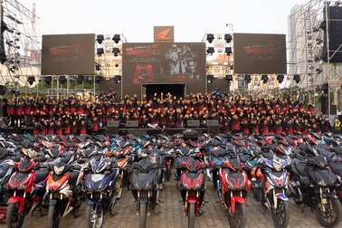 Tập kết ở SVĐ Phú Thọ, hàng trăm anh em Winner X di chuyển đến Winner X Rapper show