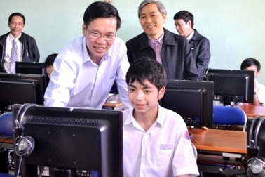 Cảnh sát biển tặng quà gia đình ngư dân nghèo