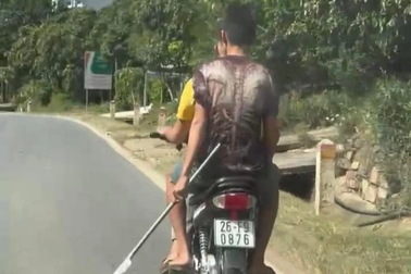 Xử lý 2 nam thanh niên vác dao phóng lợn, lạng lách trên quốc lộ 6