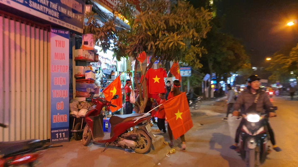 100.000 đồng/lá cờ, dân Hà Nội bạo chi không tiếc đi... “bão” - 5 100.000 đồng/lá cờ, dân Hà Nội bạo chi không tiếc đi... “bão” - 5