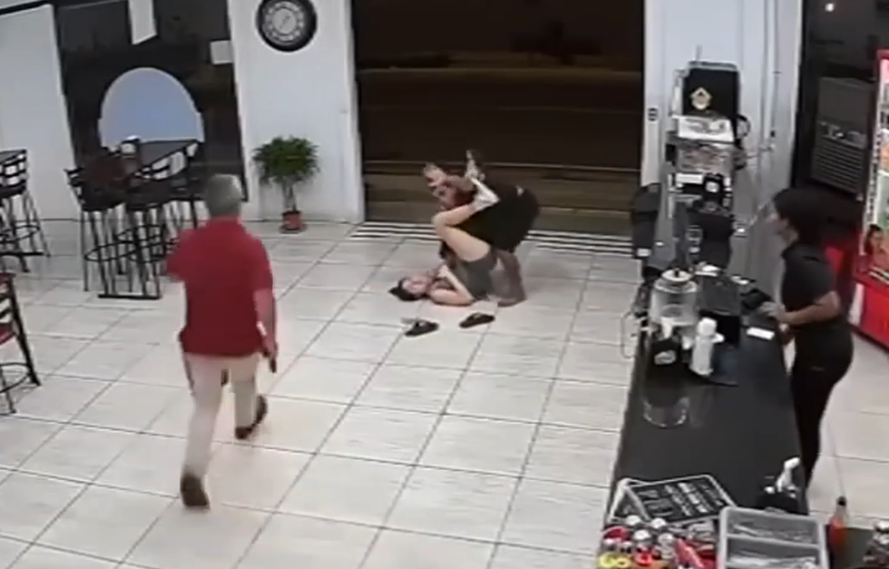 Clip “cô gái dùng võ thuật khống chế tên cướp manh động” nổi bật tuần qua