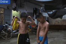 Cậu bé người Việt sở hữu cơ bắp cuồn cuộn xuất hiện trên báo Anh