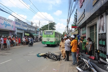 Đi ngược chiều, bị xe buýt cán chết