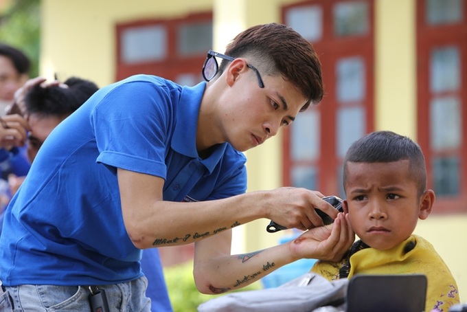 Cắt tóc miễn phí cho các em thiếu nhi.