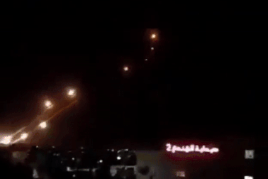 Khoảnh khắc lá chắn Vòm sắt Israel đánh chặn "mưa" rocket từ Dải Gaza