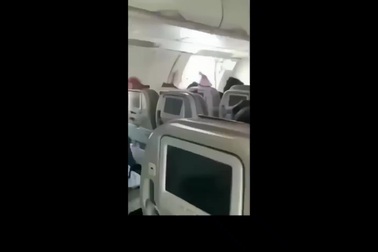 Kinh hoàng khoảnh khắc cửa máy bay bật mở khi còn trên không