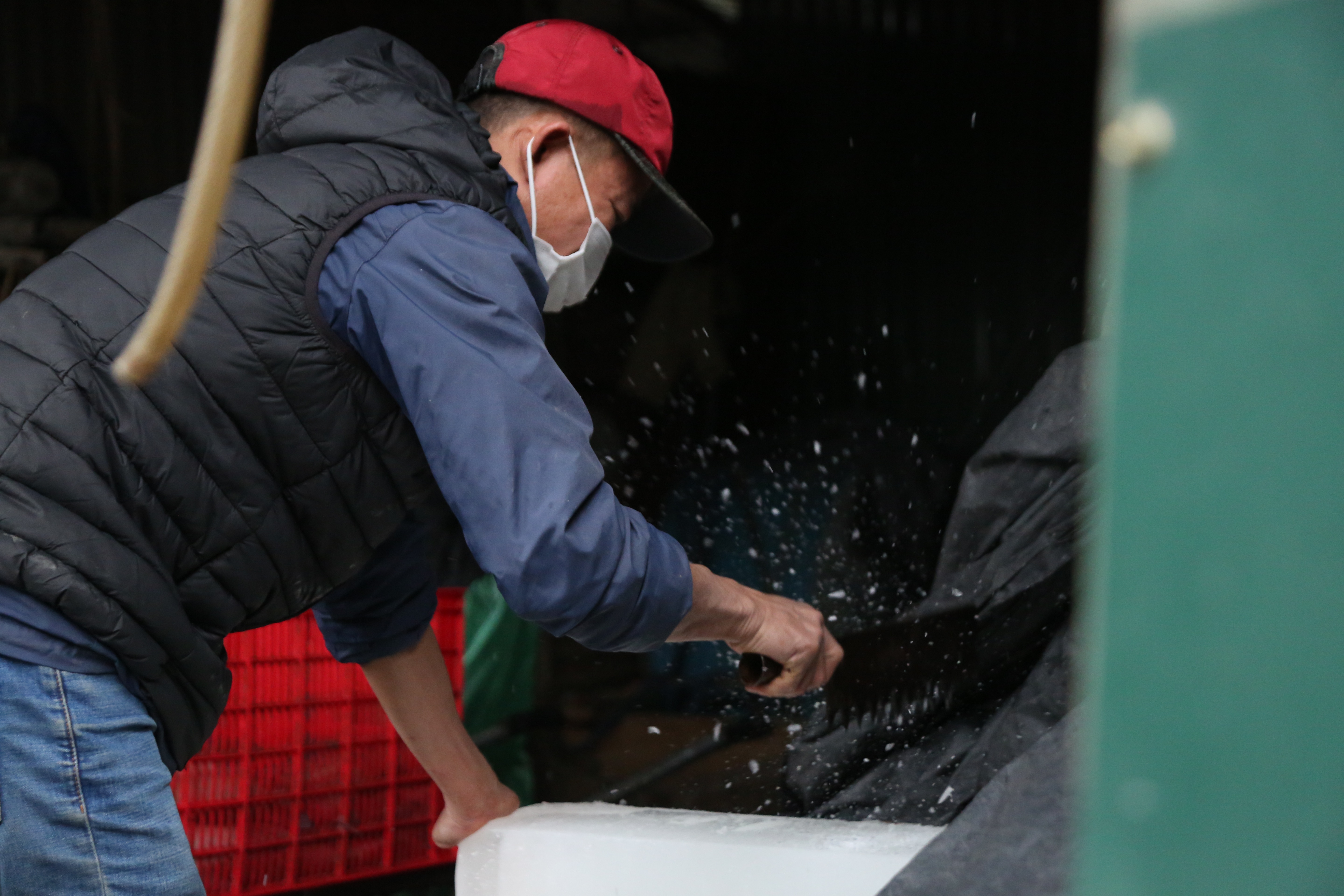 Hà Nội: Đông giá hơn 10 độ C, thợ nước đá vẫn miệt mài làm việc - 10