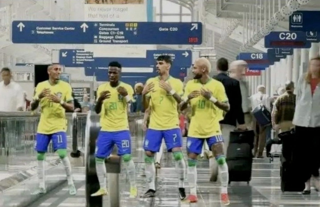 Thay vì nhảy múa để ăn mừng bàn thắng trên sân, các cầu thủ Brazil đã phải nhảy múa ở sân bay để về nước sau vòng tứ kết (Ảnh: Twitter). Thay vì nhảy múa để ăn mừng bàn thắng trên sân, các cầu thủ Brazil đã phải nhảy múa ở sân bay để về nước sau vòng tứ kết (Ảnh: Twitter).