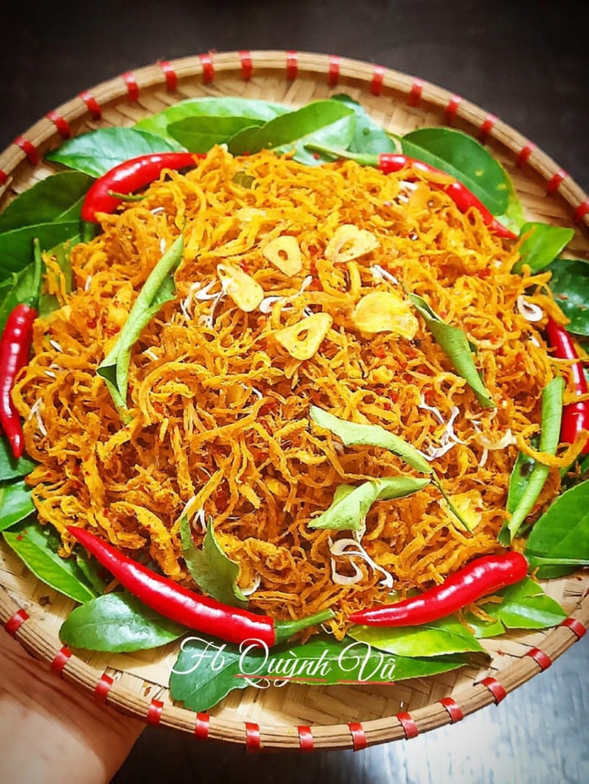 Đậm đà món khô gà lá chanh giải ngấy ngày Tết, ăn nhiều không lo tăng cân - 1 Đậm đà món khô gà lá chanh giải ngấy ngày Tết, ăn nhiều không lo tăng cân - 1
