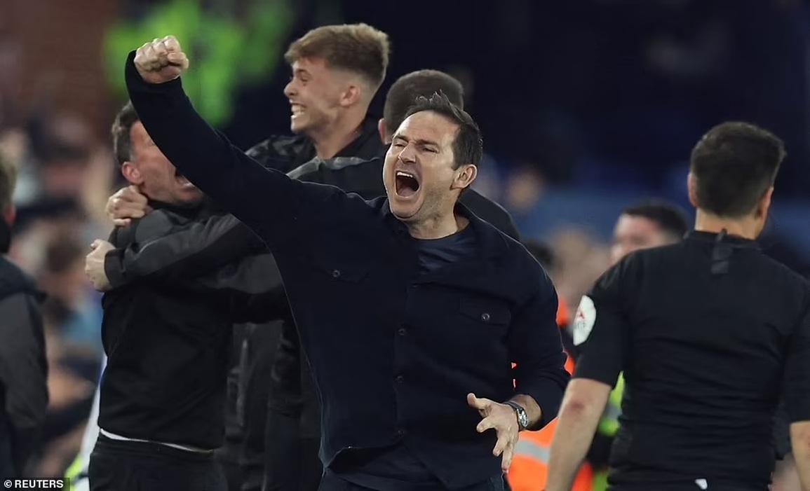 Trụ hạng thành công, CĐV Everton tràn xuống sân ăn mừng như nhà vô địch - 10 Trụ hạng thành công, CĐV Everton tràn xuống sân ăn mừng như nhà vô địch - 10