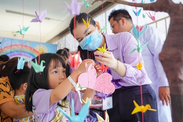 “Con xếp hạc để ước mơ mau hết bệnh, được trở về nhà”