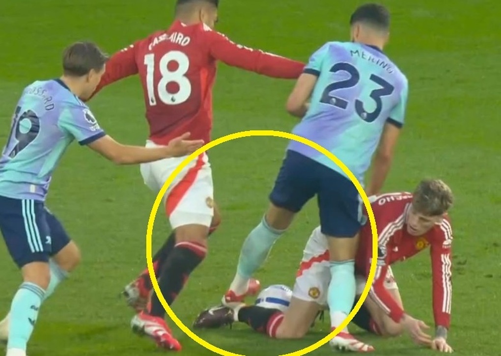 Vì sao Man Utd thoát phạt đền ở cuối trận gặp Arsenal? - 2 Vì sao Man Utd thoát phạt đền ở cuối trận gặp Arsenal? - 2