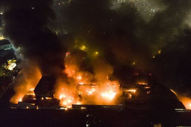 200 cảnh sát, 35 phương tiện, lực lượng 5 phường cùng dập vụ cháy kinh hoàng