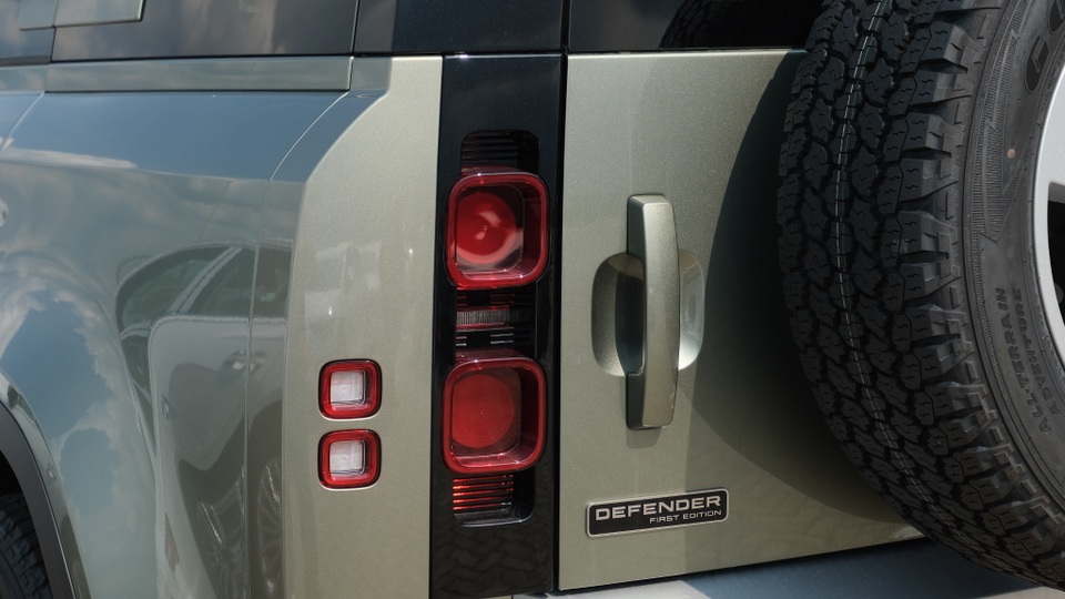 Land Rover Defender thế hệ mới xuất hiện tại Việt Nam - 3 Land Rover Defender thế hệ mới xuất hiện tại Việt Nam - 3