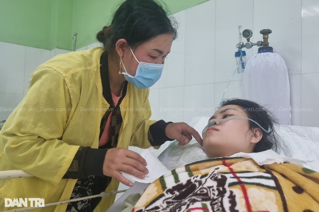 Cô giáo 23 tuổi nguy kịch, cha bán rẫy keo non và vay tiền khắp nơi cứu con - 5 Cô giáo 23 tuổi nguy kịch, cha bán rẫy keo non và vay tiền khắp nơi cứu con - 5