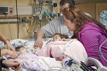 Nghẹn ngào giây phút cặp song sinh có chung tử cung được tách rời