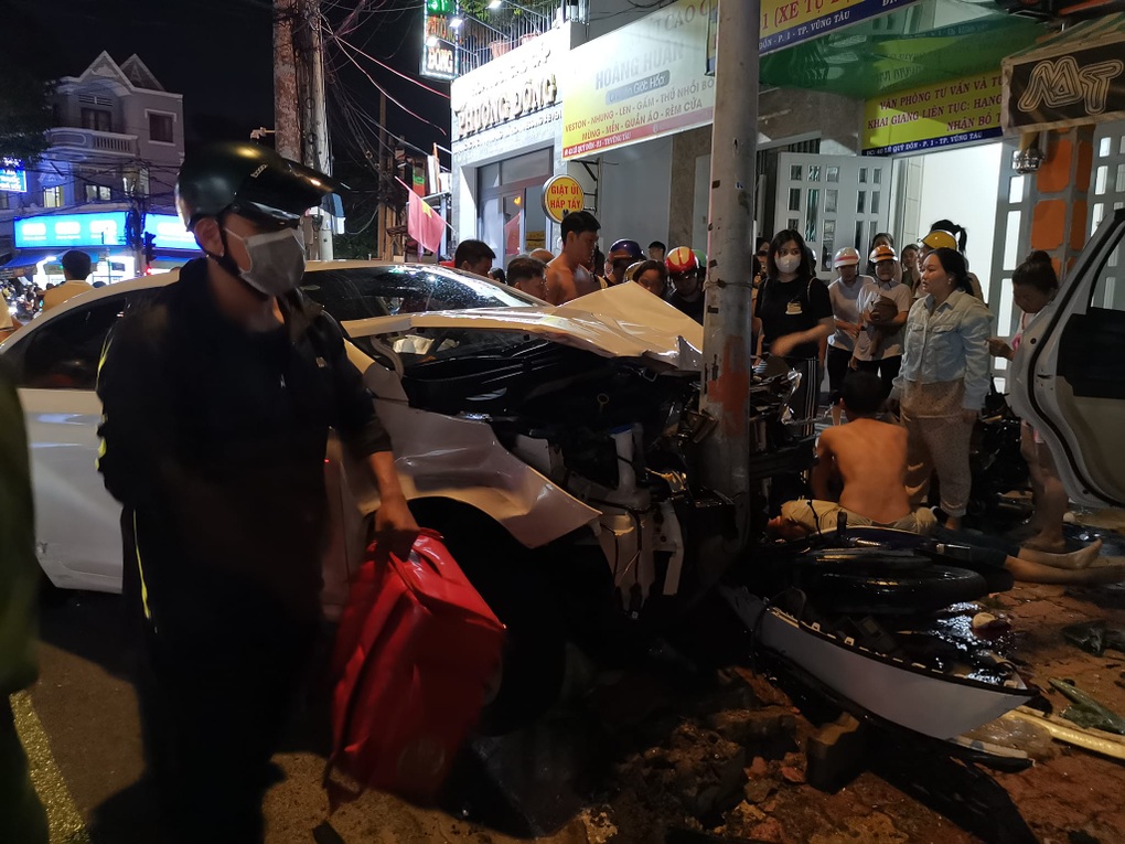 Ô tô tông hàng loạt xe máy ở Vũng Tàu, hai người tử vong - 2 Ô tô tông hàng loạt xe máy ở Vũng Tàu, hai người tử vong - 2