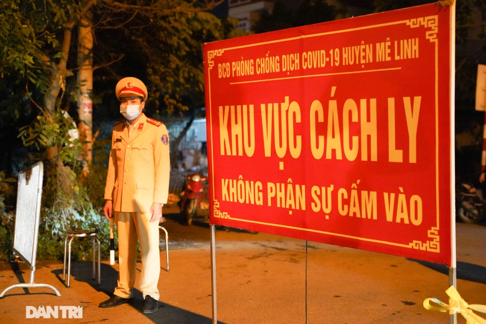 Nông dân ở khu cách ly tất bật chuyển rau củ qua rào sắt để bán trong đêm - 1 Nông dân ở khu cách ly tất bật chuyển rau củ qua rào sắt để bán trong đêm - 1