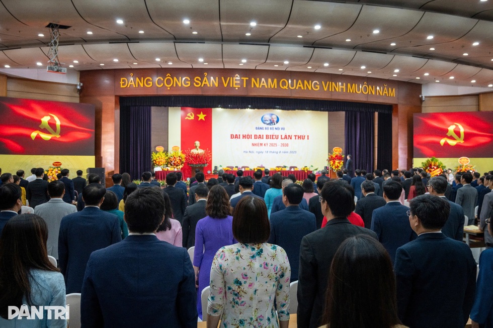 Kỳ Đại hội Đảng mở ra chặng đường phát triển mới của Bộ Nội vụ - 2 Kỳ Đại hội Đảng mở ra chặng đường phát triển mới của Bộ Nội vụ - 2