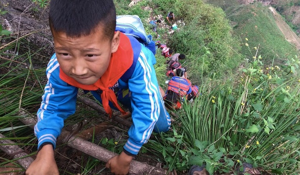 Cảnh khó tin ở ngôi làng cheo leo trên vách núi, leo hơn 2500 bậc mới tới - 2 Cảnh khó tin ở ngôi làng cheo leo trên vách núi, leo hơn 2500 bậc mới tới - 2