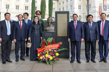 Thủ tướng dâng hoa tại tượng đài Chủ tịch Hồ Chí Minh ở Bảo tàng Văn minh châu Á