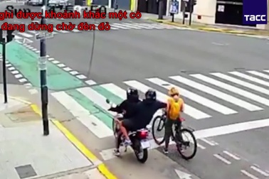 Cô gái quật ngã và tóm gọn tên cướp điện thoại giữa đường