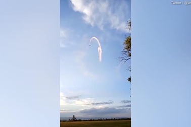 Video máy bay nhào lộn gặp sự cố, lao trúng người xem ở Argentina