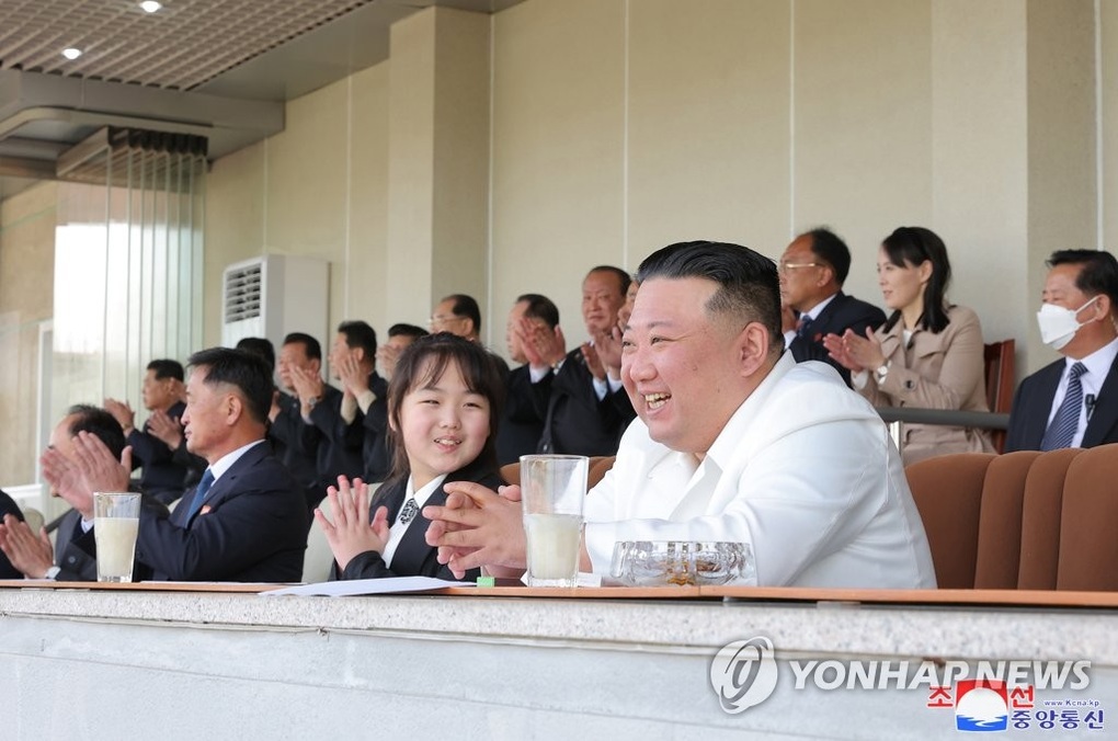 Con gái ông Kim Jong-un đi xem bóng đá cùng cha - 1 Con gái ông Kim Jong-un đi xem bóng đá cùng cha - 1