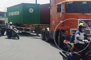 Liều mạng vượt đoàn xe "khổng lồ" để thoát cảnh ùn tắc