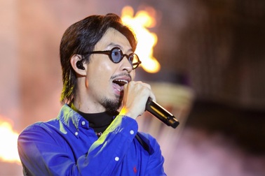 Đen Vâu, Hồ Ngọc Hà xuống phố "cháy" cùng hàng ngàn thanh niên TPHCM