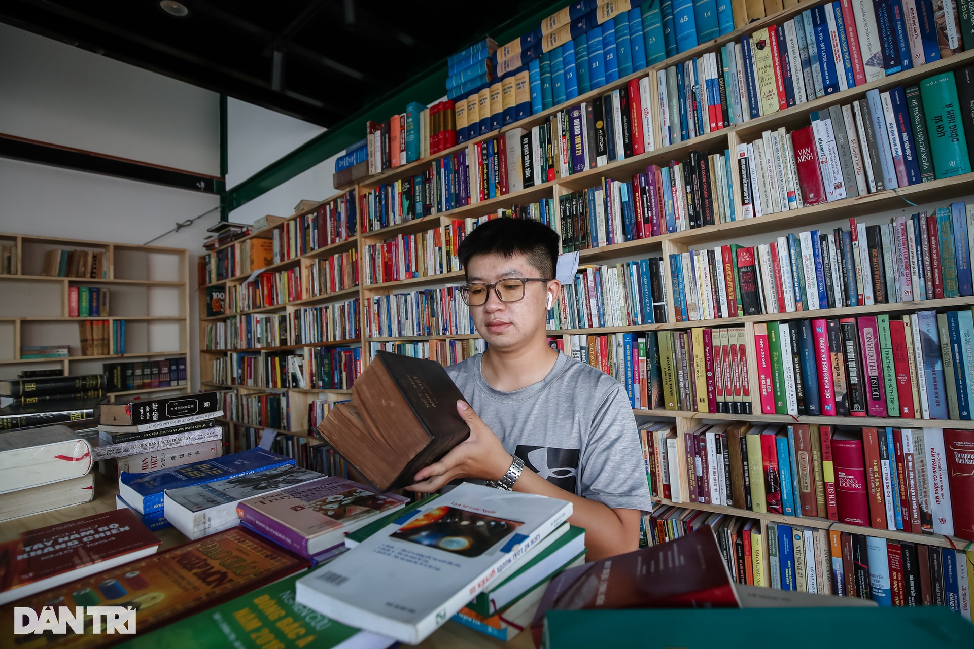 Đường sách với biểu tượng hoa hướng dương trước ngày mở cửa - 6 Đường sách với biểu tượng hoa hướng dương trước ngày mở cửa - 6