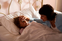 Con ốm sốt, mẹ quay cuồng vì "9 người 10 ý"